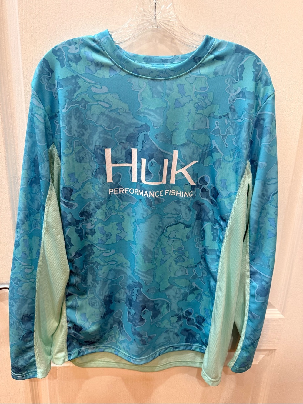 Huk Men’s Light Blue Aqua Camo Performance Fabric swim Shirt size medium